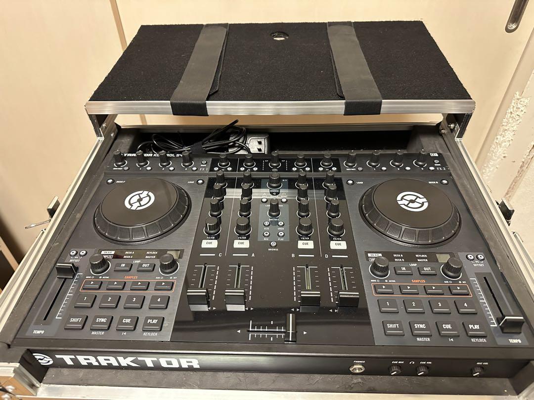 TRAKTOR KONTROL S4 ハードケース付き