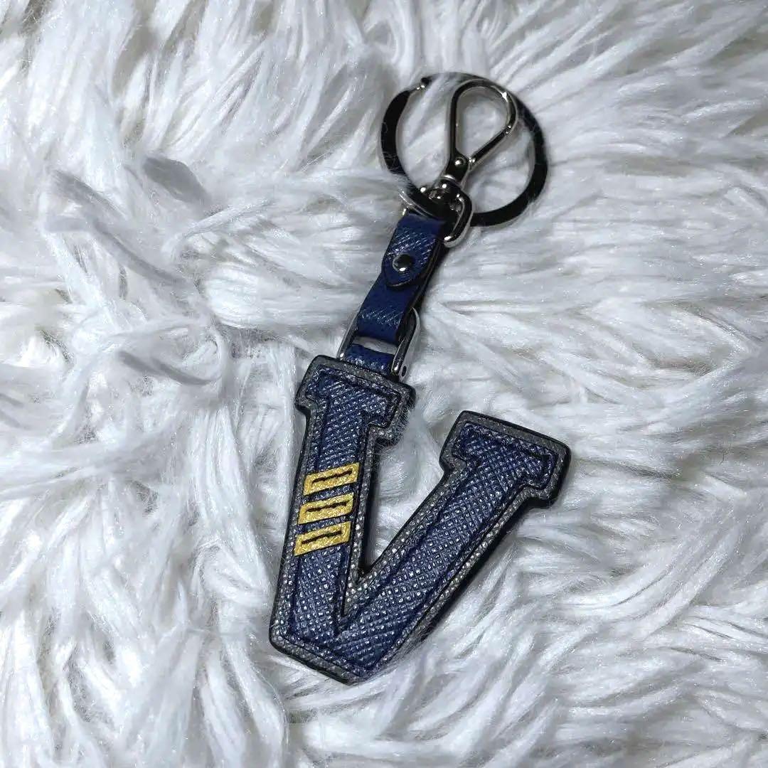 極美品　PRADA　Ｖ　アルファベット　イニシャル　キーホルダー　キーリング　青